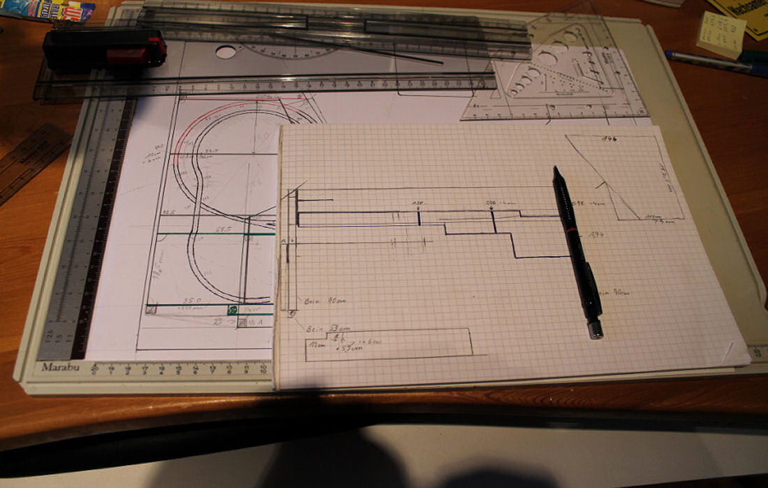 Ein neuer Versuch, diesmal auf Papier geplan und gezeichnet. - Der Grundriss ist aufgezeichnet und die Spanten werden berechnet.