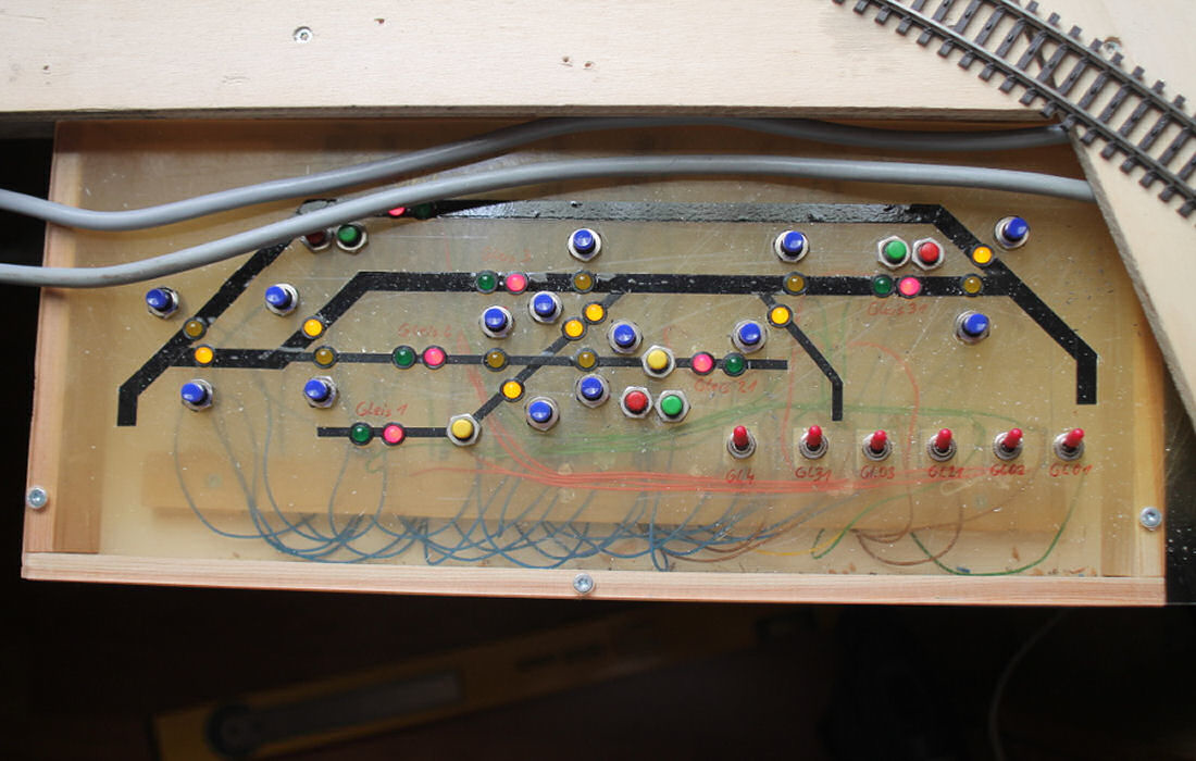 Ein neuer Versuch, diesmal auf Papier geplan und gezeichnet. - Das Schaltpult des Bahnhofs ist eingebaut und getestet.
