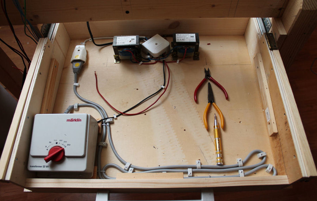 Die elektrischen Verbindungen und das Schaltpult in der Schublade. - Hier befinden sich die die beiden Transformatoren für die Weichensteuerung.