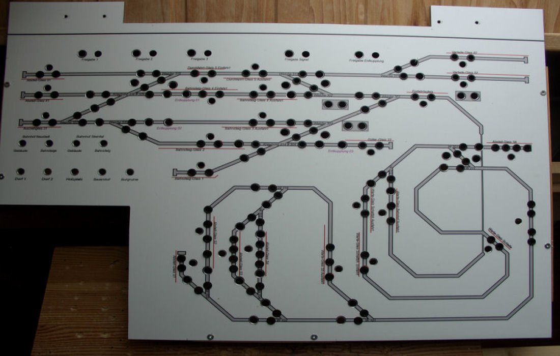 Die elektrischen Verbindungen und das Schaltpult in der Schublade. - Hier sind die Löcher für die Schalter, Taster und LEDs gebohrt.