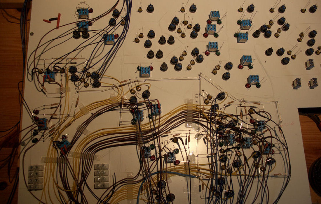 Die elektrischen Verbindungen und das Schaltpult in der Schublade. - Von hinten werden die LEDs, Taster und Schalter mit Kabel verbunden.