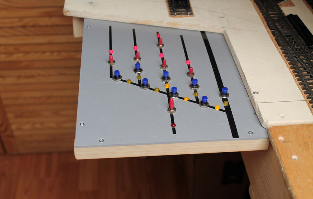 Der Bahnhof braucht ein Bahnbetriebswerk. - Das Schaltpult für das Bahnbetriebswerk wurde direkt an der Platte angebaut.
