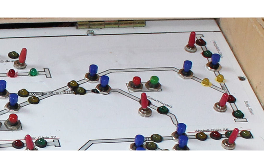 Das Schaltpult nach dem Einbau der Kreuzungsweiche und dem neuen Holzlagerplatz. - Danach sind die LEDs und Taster neu eingebaut worden, sieht gut aus.