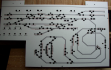 Hier sind die Löcher für die Schalter, Taster und LEDs gebohrt.